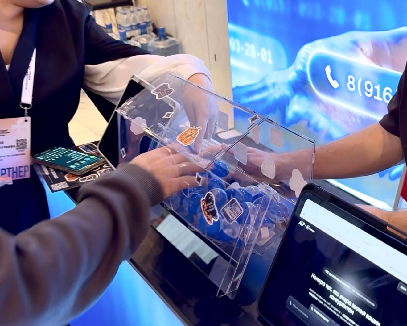 Барабан с призами на стенде AI-UP